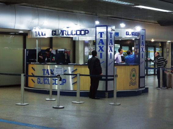 グァルーリョス空港のエアポート・タクシー受付